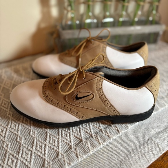 NIKE AIR GOLF SHOES # 950204- White w/Tan Saddle - Women’s Size 6.5. Metal spike - Picture 4 of 11